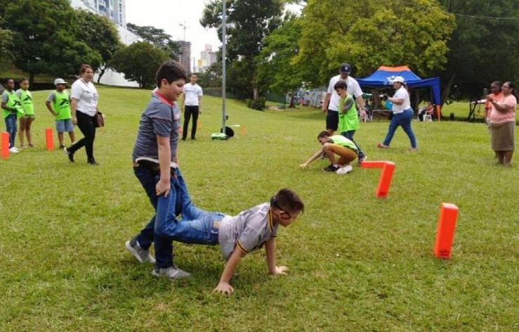 Juegos y Actividades Deportivas entre niños y padres de la mano del Voluntariado